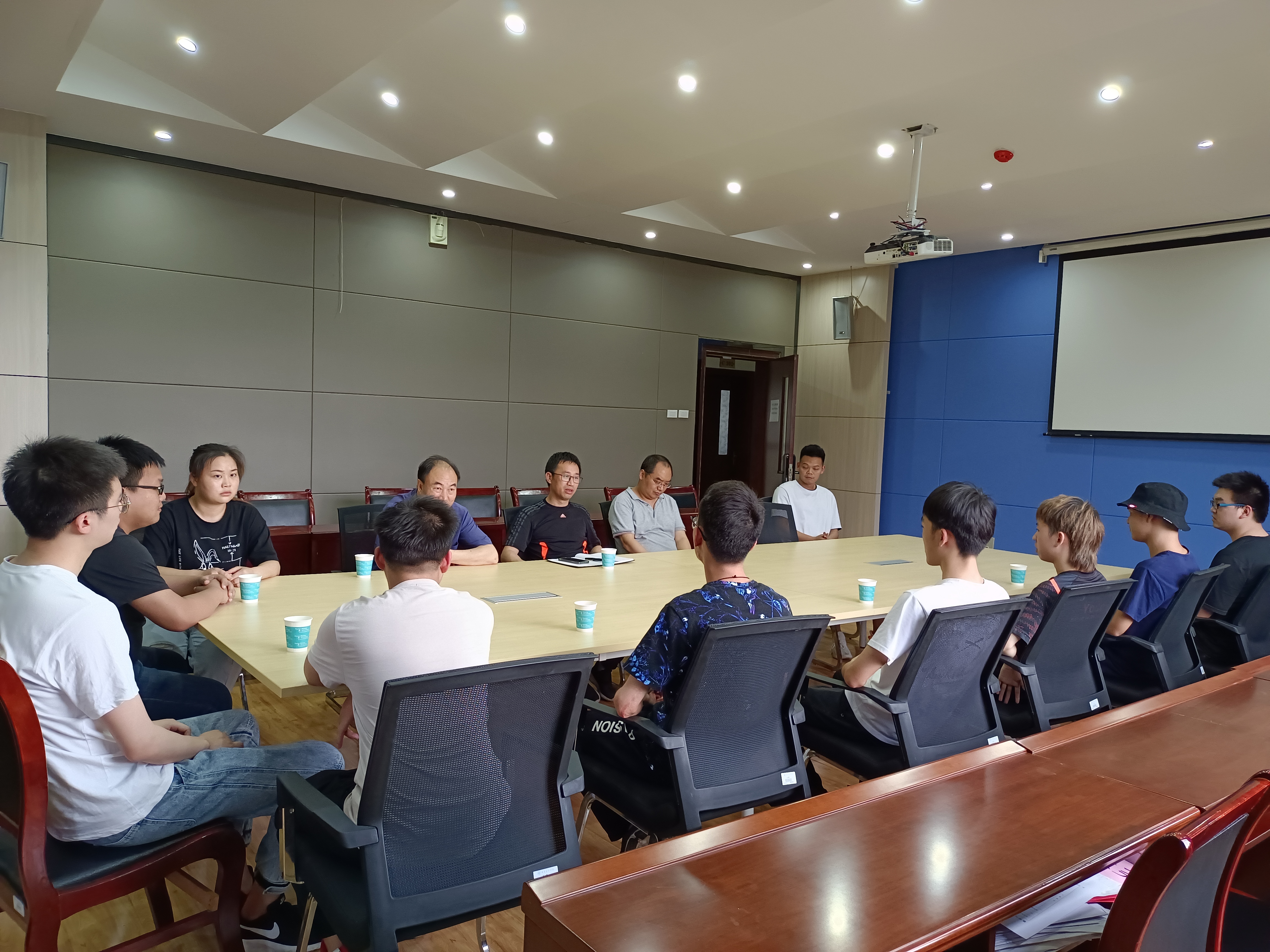 困难员工慰问座谈 (2).jpg