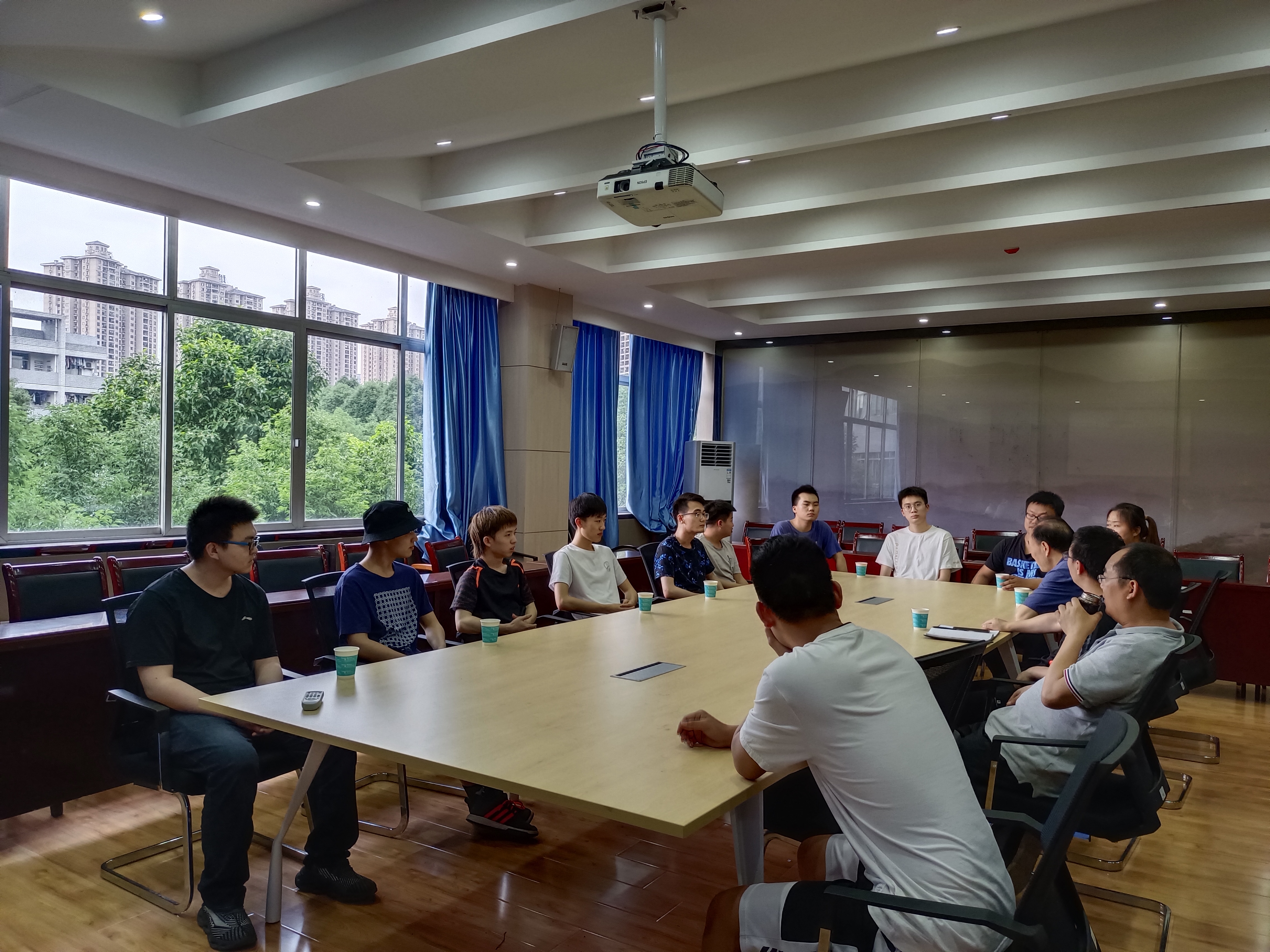 困难员工慰问座谈 (1).jpg