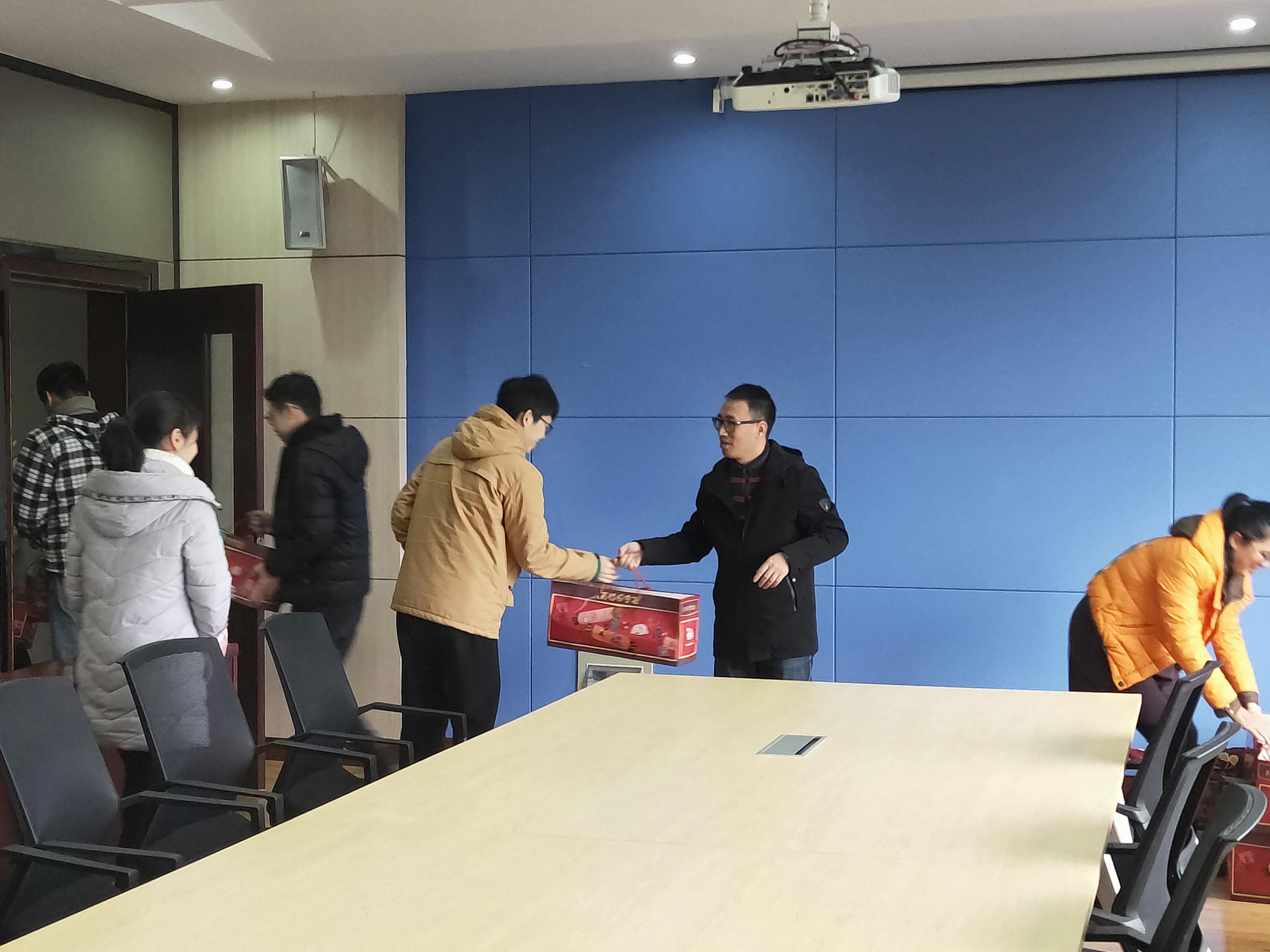 1576336557668059953.jpg 数学与大数据公司开展慰问考研员工活动3.jpg